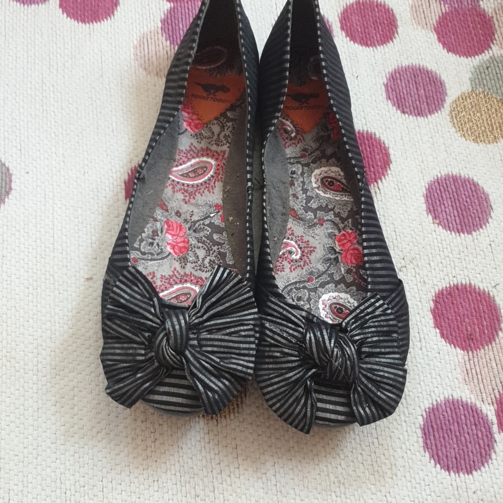 Flats with bow